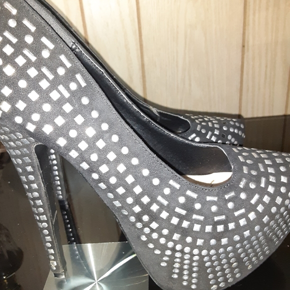 Great pair of very fashionable high heels - Picture 3 of 7